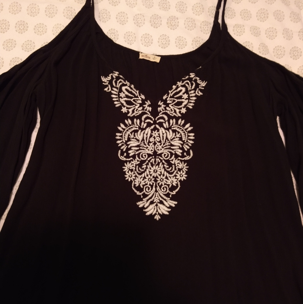 Hollister open shoulder and arms sz small Navy blue
